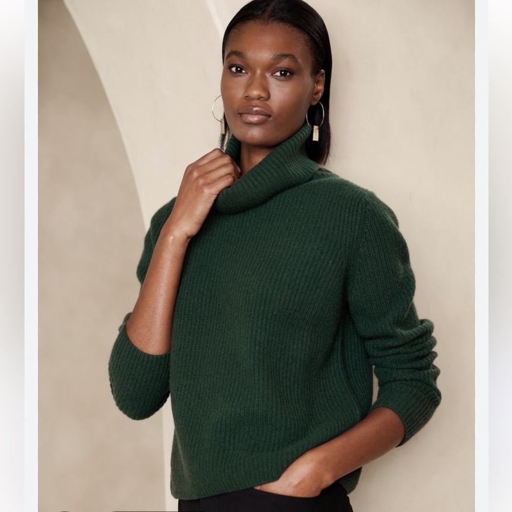Banana Republic Chiara 💯% Cashmere Jewel Green Turtleneck Sweater‎